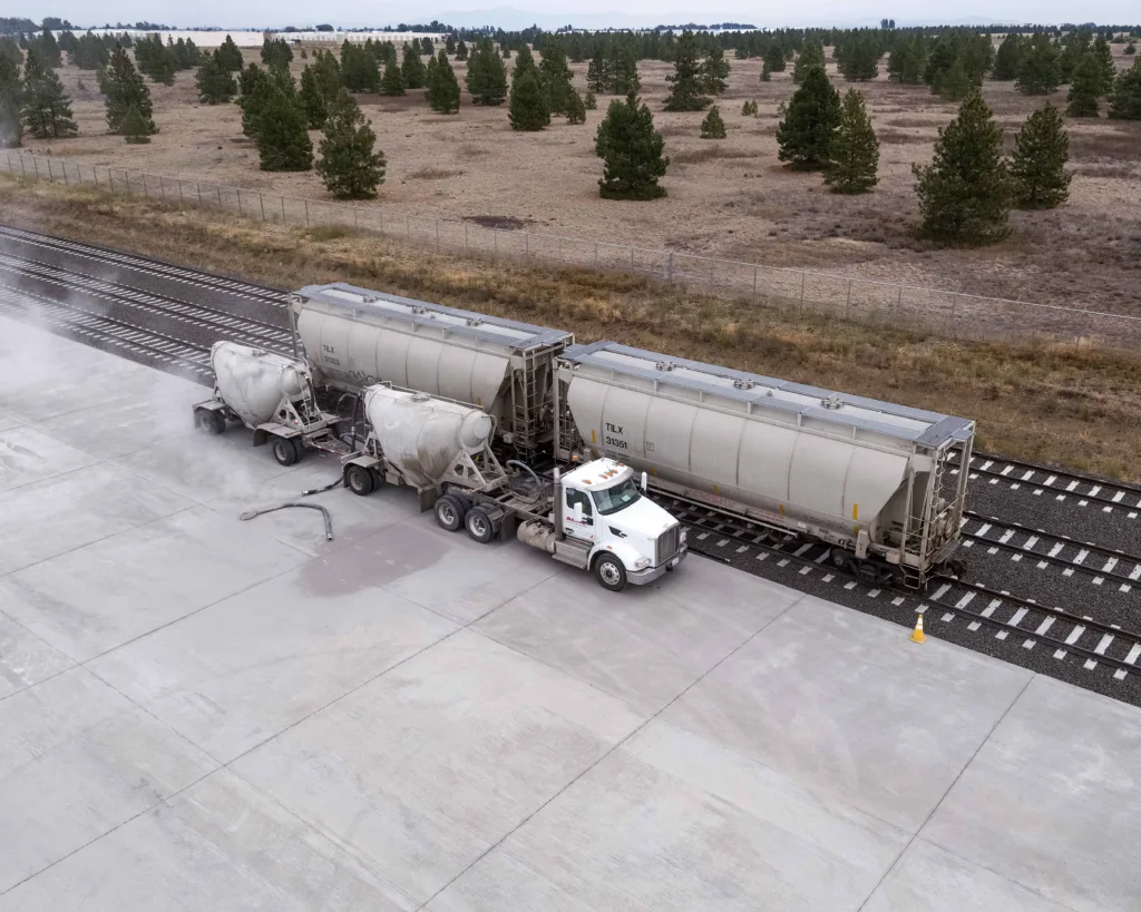 Rail-truck transload center